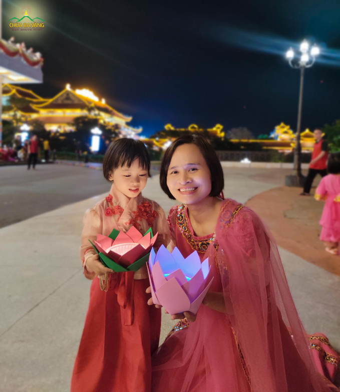 Chị Minh Thảo cùng con gái tham dự chương trình dâng đăng cúng dường Đức Phật đản sinh