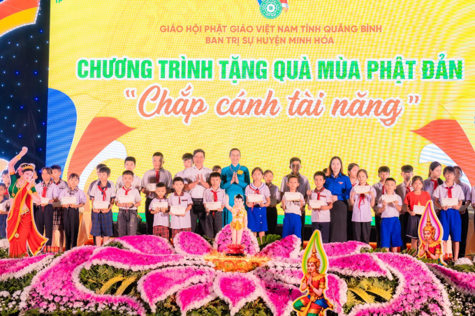 150 suất quà được trao đến các em học sinh có hoàn cảnh đặc biệt vượt khó tại xã Trọng Hóa, xã Dân Hóa huyện Minh Hóa