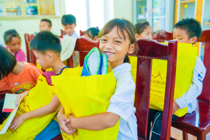 Gương mặt vui tươi của các em học sinh khi đón nhận những suất quà trong chương trình