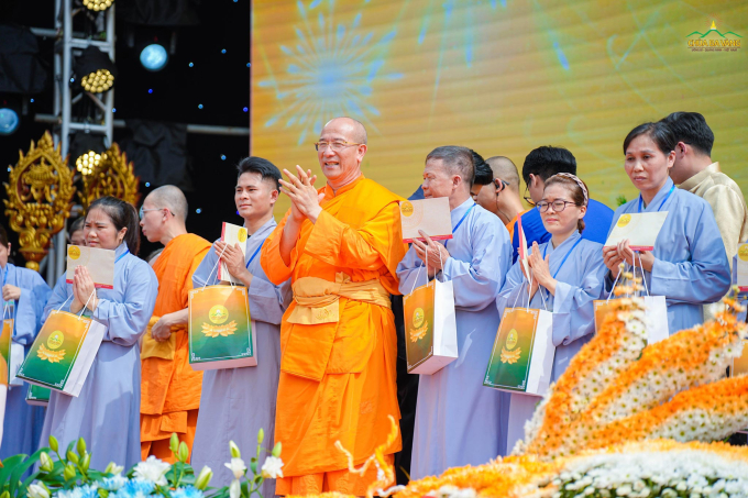 Những phần quà động viên tinh thần được chùa Ba Vàng trao tặng nhân mùa Phật đản