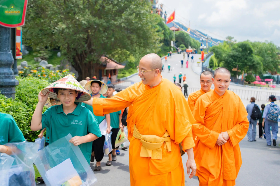 su-phu-dong-vien-hoi-tham-khoa-sinh