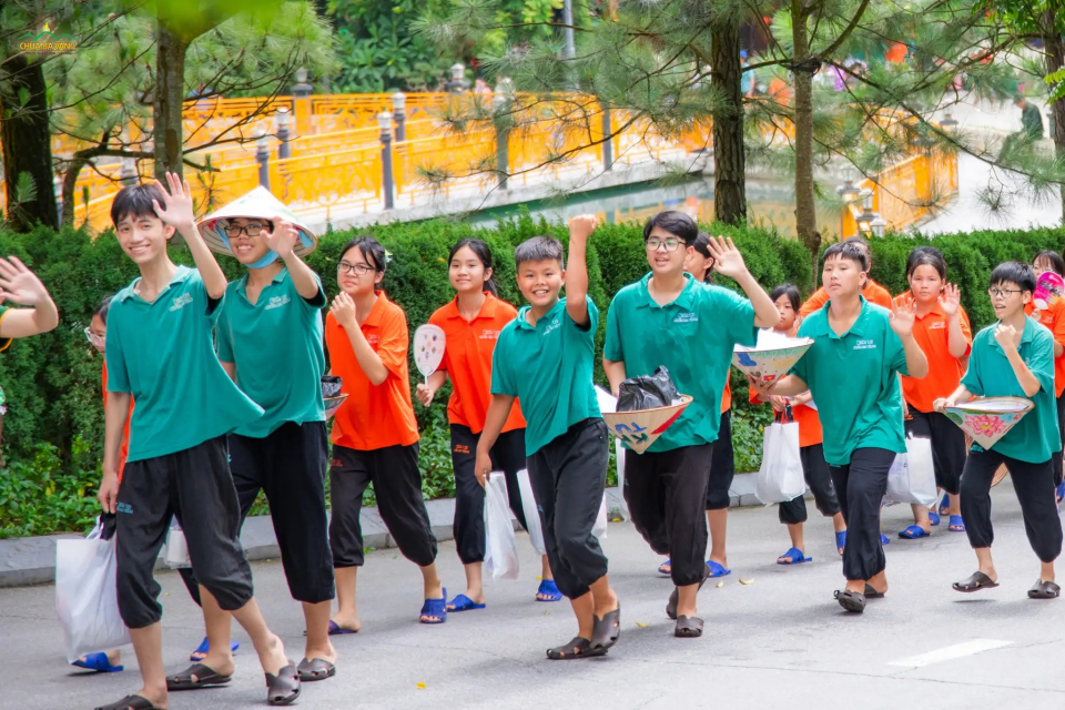 100% năng lượng chào đón khóa tu mùa hè!