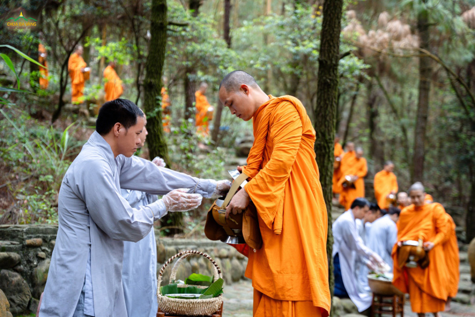 Cúng dường chư Tăng theo lời Phật dạy để hồi hướng phúc báu cho hương linh quá vãng được no đủ