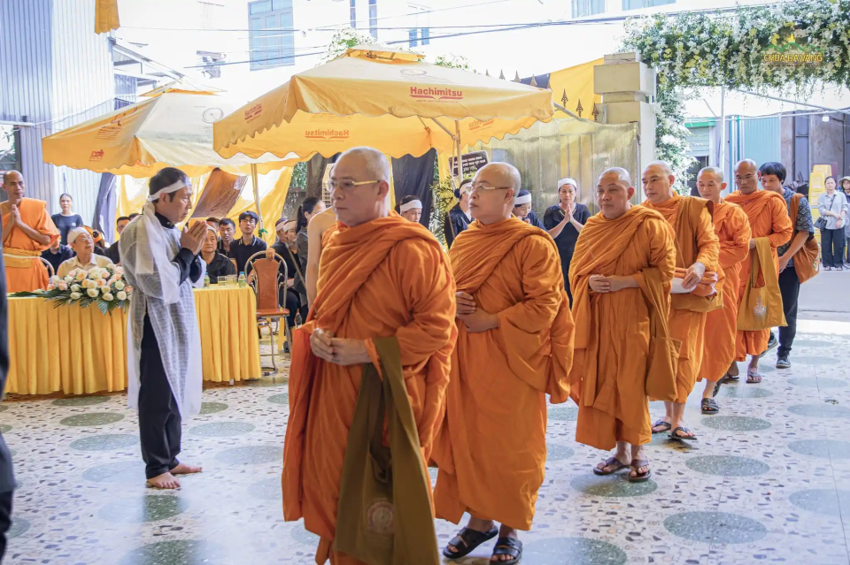 Chư Tăng hệ phái Phật giáo Nam Tông Kinh do Hòa thượng Quang Minh - Trụ trì chùa Phật Bảo dẫn đoàn tiến vào nơi tổ chức tang lễ