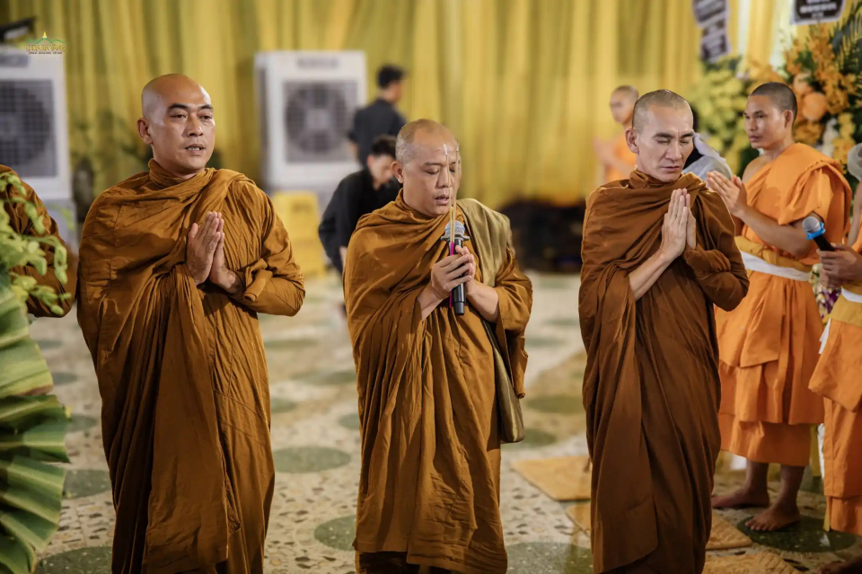 Chư Tôn đức thiền viện Phước Sơn, tỉnh Đồng Nai quang lâm và bạch Phật cầu nguyện cho hương linh cụ Ngô Thị Sắc sinh về cõi lành