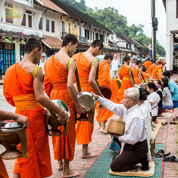 Chư Tăng đi khất thực lần lượt, thứ lớp