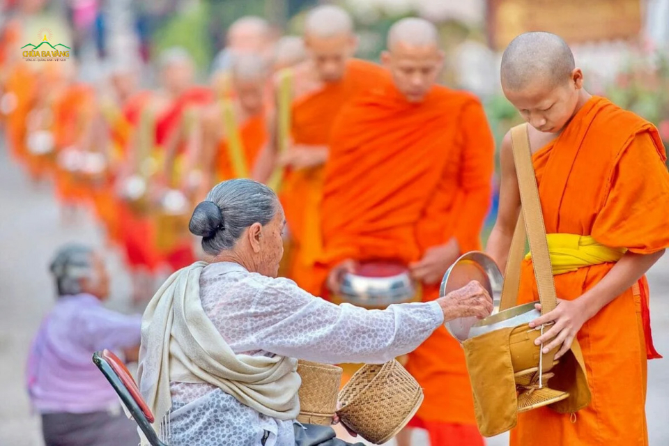 Chư Tăng ôm bình bát đi khất thực để nuôi sống thân mạng