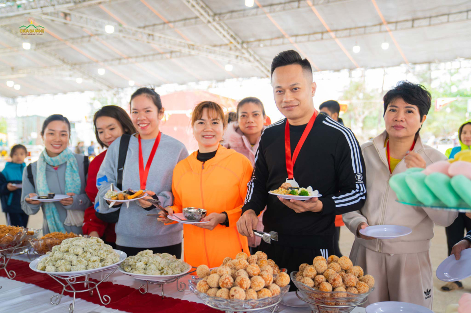 Các vận động viên thưởng thức món ăn chay, tiếp thêm năng lượng sau chặng đường dài