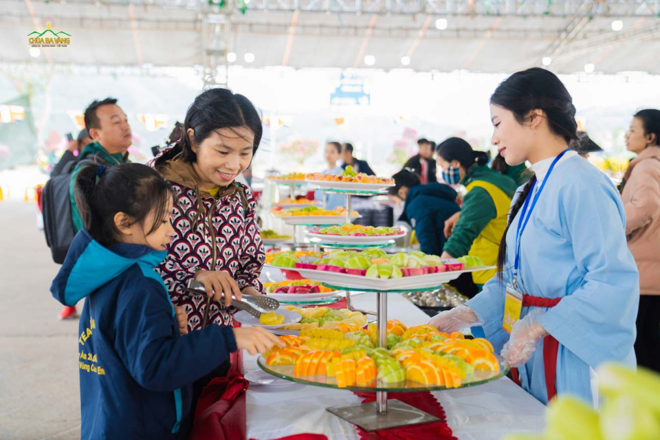 Đồ ăn được bày trí đẹp mắt, mời các vận động viên cùng người thân thưởng thức