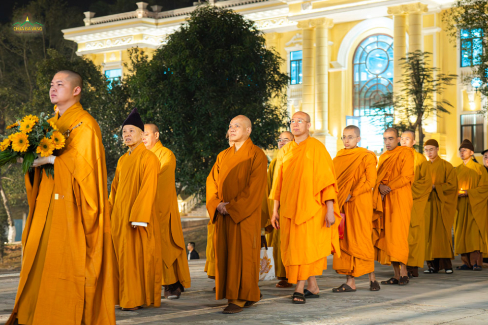 Chư vị Hòa thượng, Thượng tọa, Đại đức Tăng quang lâm chứng minh, tham dự chương trình