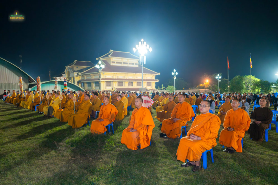 Buổi lễ có sự tham gia của chư Tôn đức Tăng Ni và Tăng Ni sinh Học viện Phật giáo Việt Nam tại Hà Nội