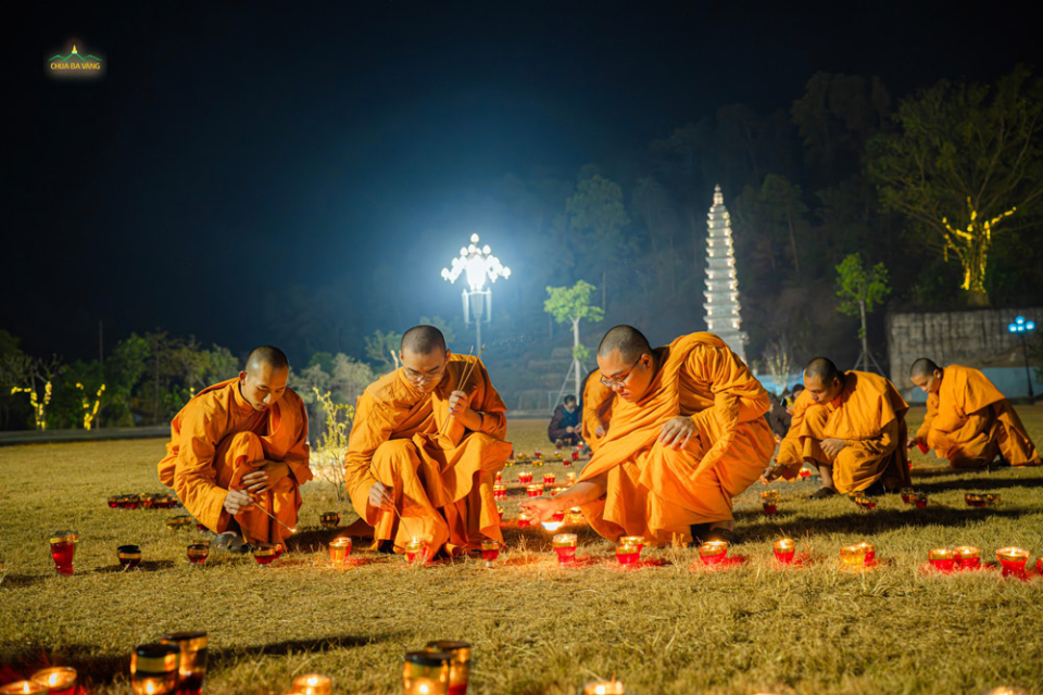 Chư Tăng thắp nến, chuẩn bị cho lễ kỷ niệm ngày Đức Phật thành đạo