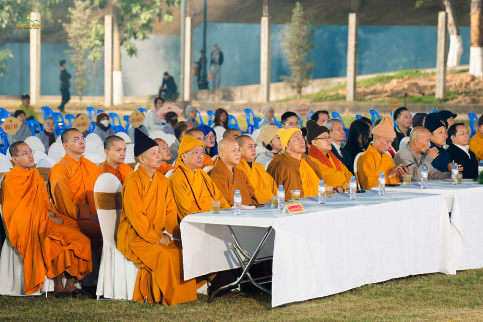 Chư Tôn đức Tăng chứng minh tham dự buổi lễ