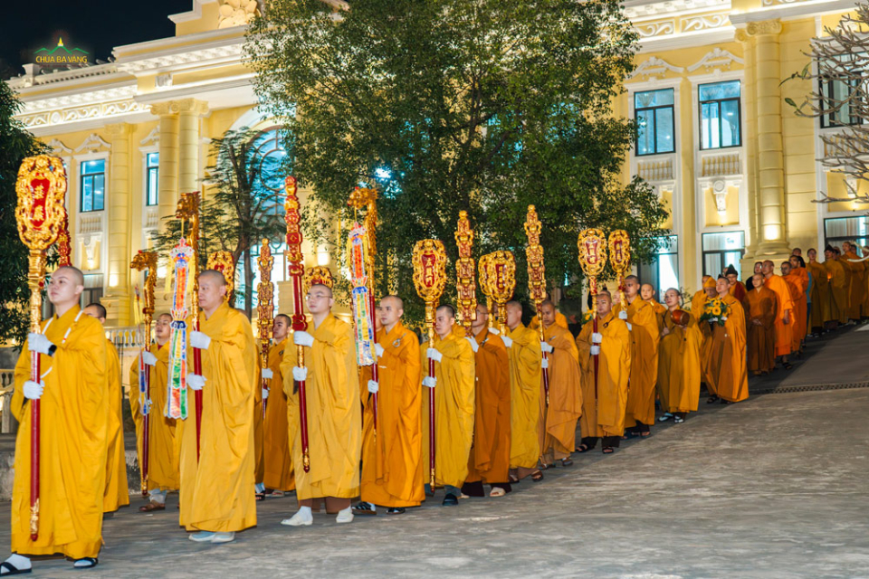 Cung rước chư Tôn đức Tăng chứng minh và tham dự lễ kỷ niệm ngày Đức Phật thành đạo PL.2568 - DL.2025