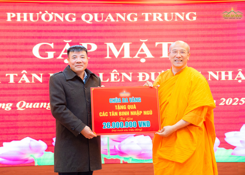 Đại diện lãnh đạo phường Quang Trung đón nhận tấm lòng của Tăng Ni, Phật tử chùa Ba Vàng gửi đến các tân binh