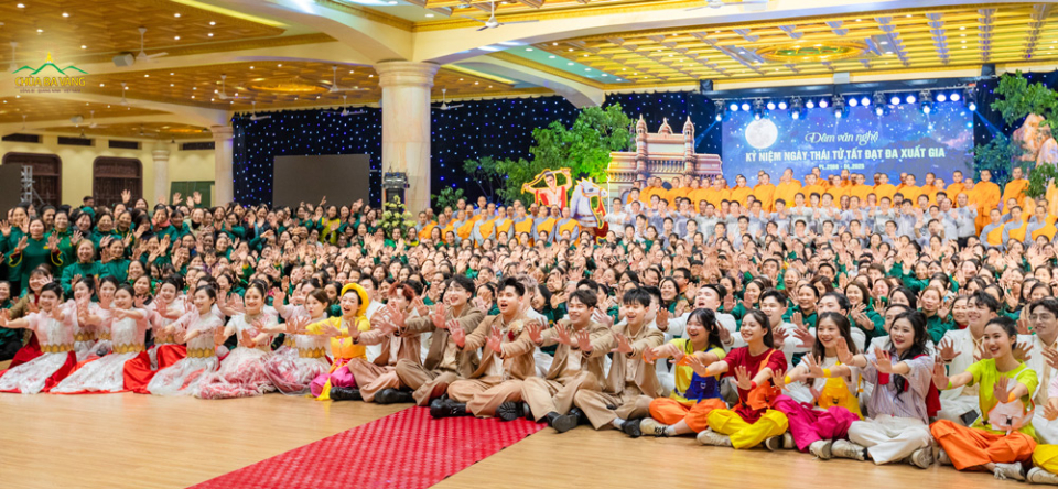 Ảnh lưu niệm trong chương trình “Đêm văn nghệ kỷ niệm ngày Thái tử Tất Đạt Đa xuất gia (PL.2568 - DL.2025)”