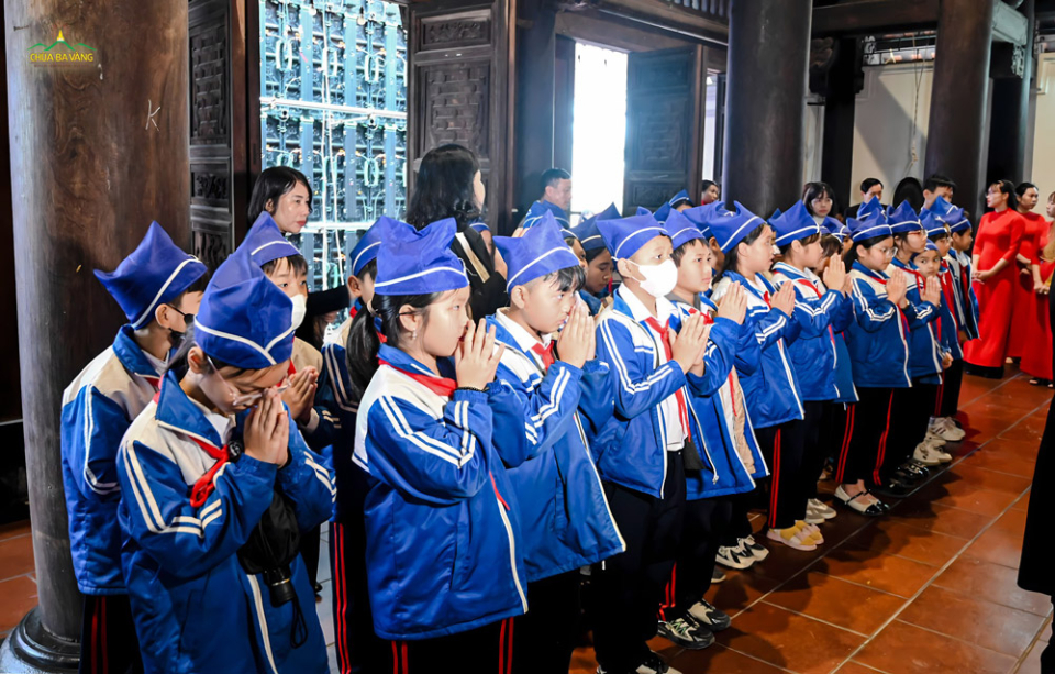 Các em học sinh tham dự Lễ kỷ niệm 45 năm ngày mất của Chủ tịch Tôn Đức Thắng (30/3/1980 - 30/3/2025)