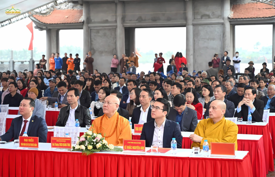 dai-bieu-chu-ton-duc-tham-du-chuong-trinh