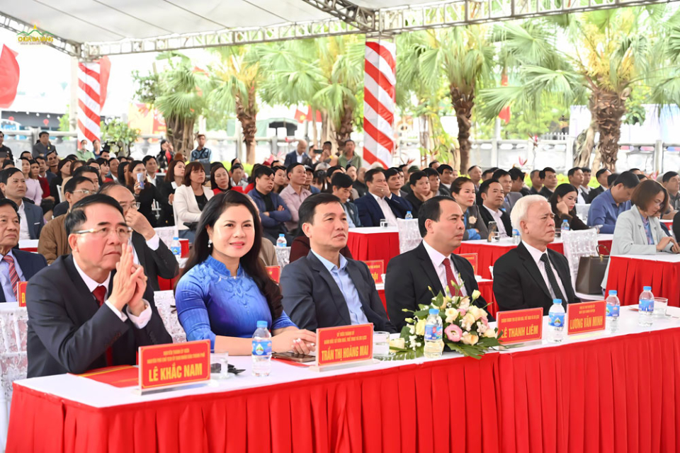 Các đại biểu tham dự Lễ đón nhận Bằng xếp hạng Di tích quốc gia Nhà lưu niệm Chủ tịch Tôn Đức Thắng