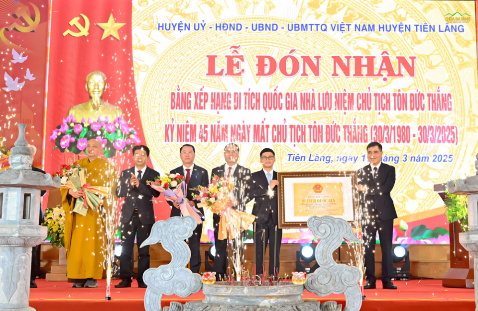 Đại diện lãnh đạo Bộ Văn hóa, Thể thao và Du lịch trao Bằng xếp hạng Di tích quốc gia Nhà lưu niệm Chủ tịch Tôn Đức Thắng tại huyện Tiên Lãng, thành phố Hải Phòng