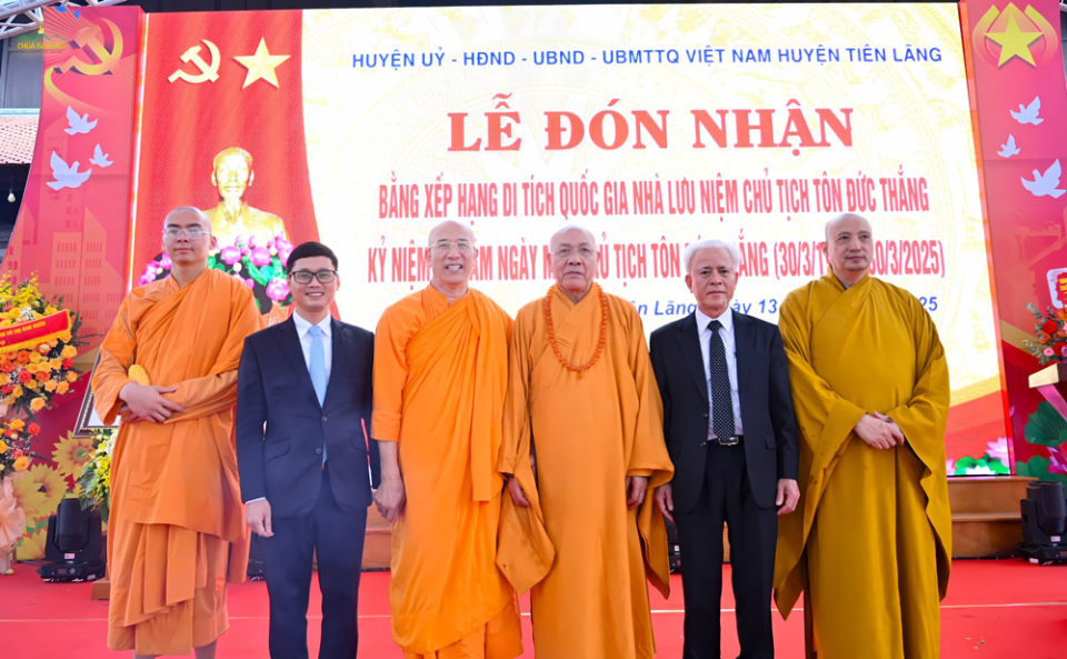 Chư Tôn đức Tăng cùng quý vị đại biểu chụp ảnh lưu niệm