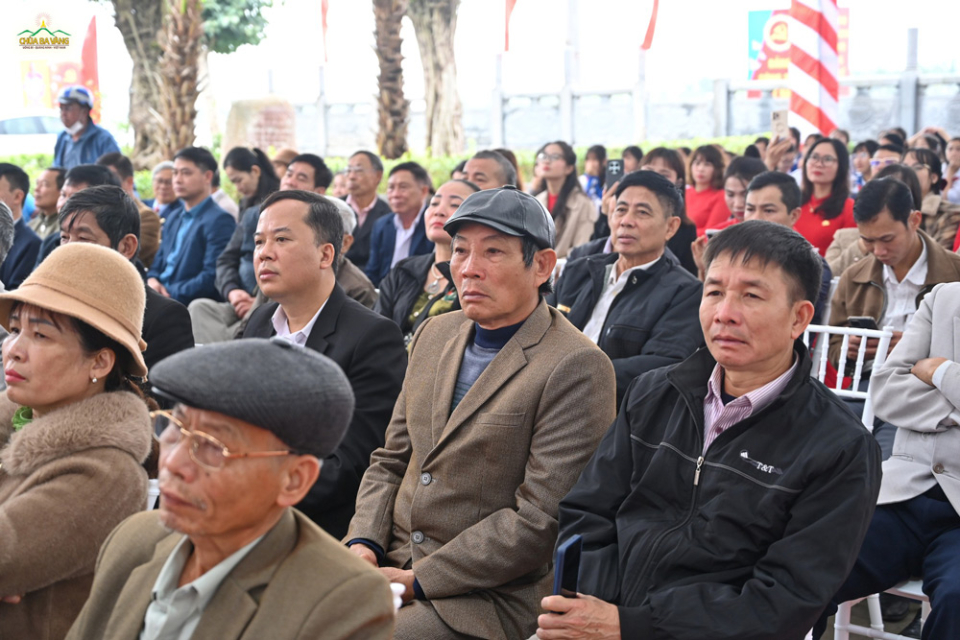 Nhân dân tham dự chương trình với niềm xúc động