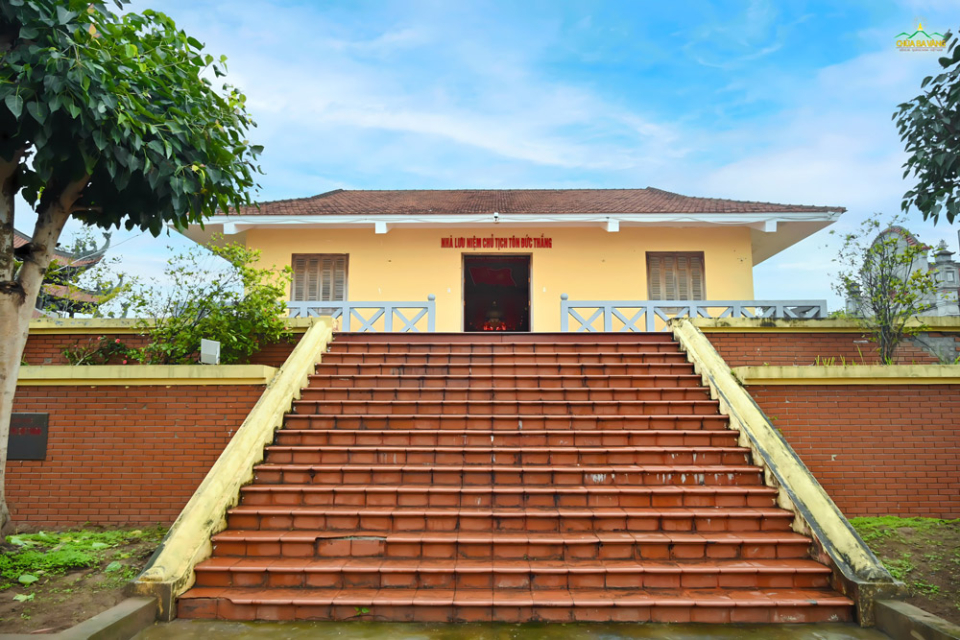 Nhà lưu niệm trưng bày nhiều hình ảnh, tài liệu, hiện vật ghi dấu cuộc đời và sự nghiệp cách mạng của cố Chủ tịch nước Tôn Đức Thắng