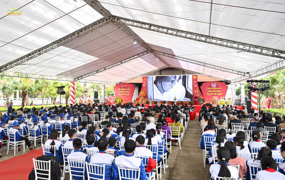 Tại buổi lễ, mọi người cùng ôn lại cuộc đời, sự nghiệp của cố Chủ tịch nước Tôn Đức Thắng - người đã cống hiến suốt đời vì mục tiêu độc lập, tự do của đất nước và hạnh phúc của Nhân dân