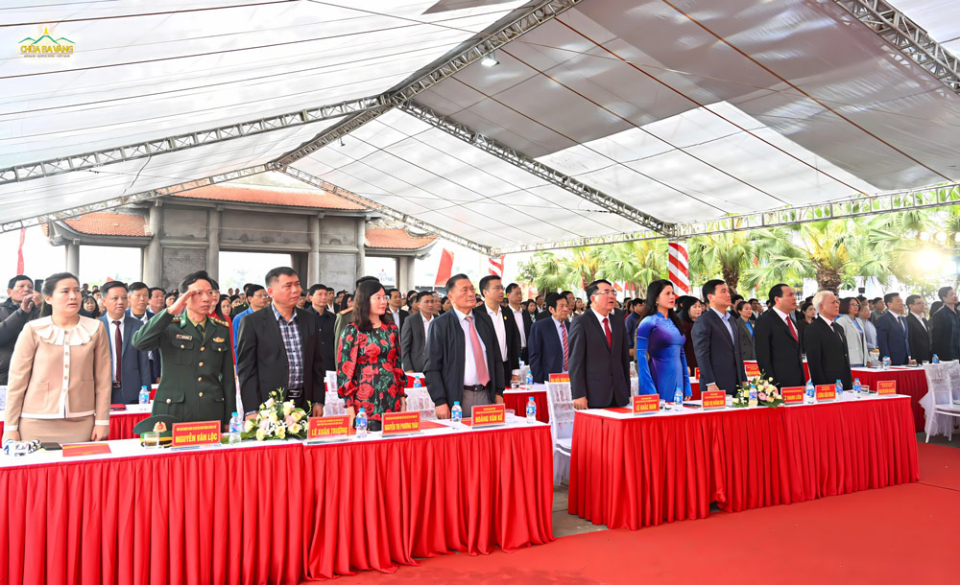 Quý vị đại biểu dành phút tưởng niệm cố Chủ tịch nước Tôn Đức Thắng