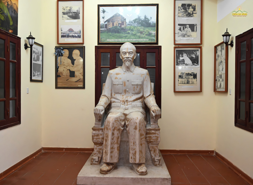 Không gian Nhà lưu niệm hiện nay còn lưu giữ nhiều hình ảnh về Chủ tịch Hồ Chí Minh