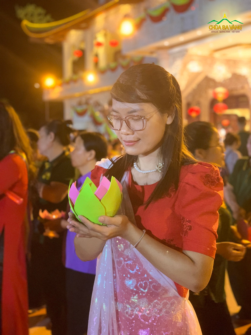 Chị Mai Hương hạnh phúc khi được dâng đăng cúng dường tôn tượng Phật đản sinh
