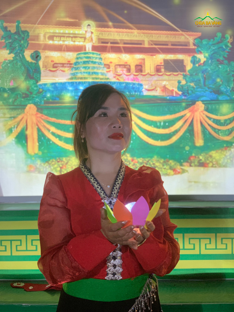 Từ Điện Biên, chị Hoa rất hoan hỷ khi đã có mặt tại chùa Ba Vàng tham gia chương trình nhiễu đăng cúng dường Đức Phật đản sinh