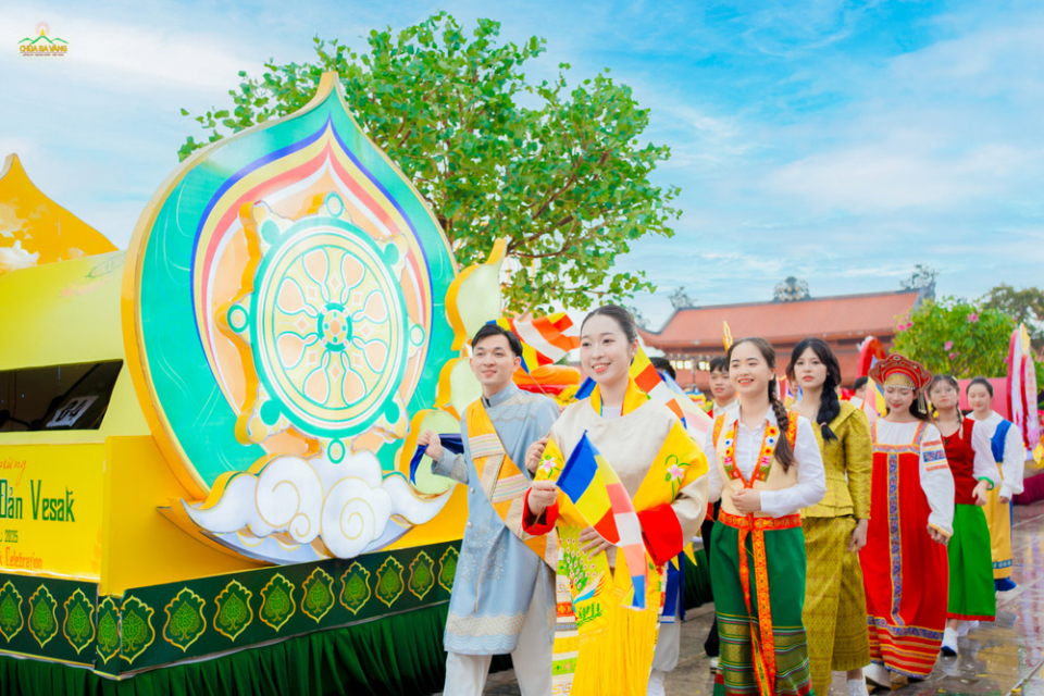 cac-ban-tre-trong-trang-phuc-quan-ao-cac-nuoc