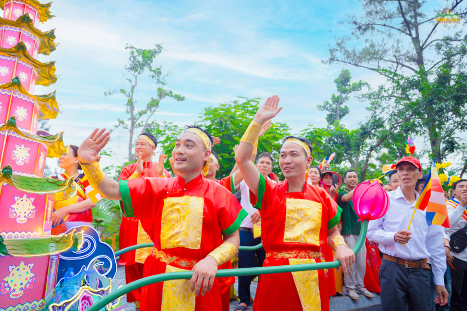cac-Phat-tu-lam-phan-su-trong-niem-hoan-hỷ