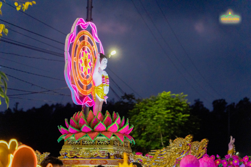 han-hoan-don-chao-ngay-Duc-Phat-dan-sinh