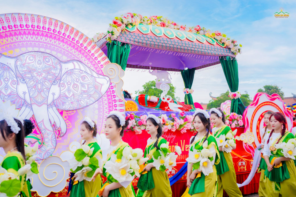 Phật tử kết xe hoa, Phật tử hát múa ca, kính mừng ngày Đức Phật đản sinh!