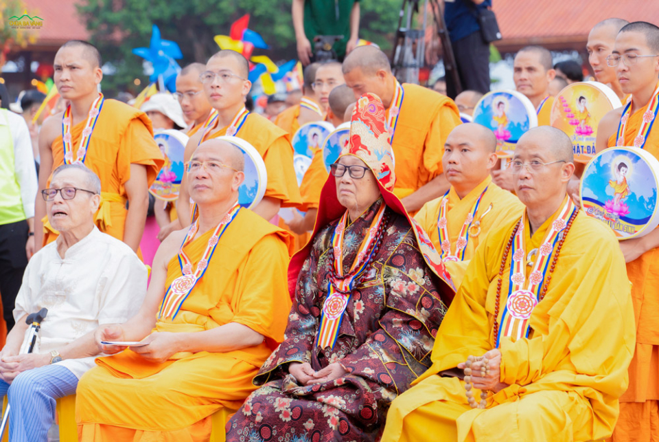 Lễ diễu hành có sự chứng minh của Trưởng lão Hòa thượng Thích Tánh Nhiếp – Phó Chủ tịch HĐTS TƯ GHPGVN, Phó Trưởng ban Tăng sự TƯ, Trưởng BTS GHPGVN tỉnh Quảng Bình (thứ hai từ phải sang); Thượng tọa Thích Minh Nghiêm – Ủy viên Thường trực HĐTS TƯ, Phó Trưởng ban Thường trực Ban Từ thiện – Xã hội TƯ GHPGVN, Trưởng BTS GHPGVN tỉnh Phú Thọ (đầu tiên bên phải); Thầy Thích Trúc Thái Minh – Phó Trưởng ban Phật giáo Quốc tế TƯ, Phó Trưởng ban Thông tin – Truyền thông TƯ GHPGVN, Trụ trì chùa Ba Vàng, Trưởng Ban Tổ chức