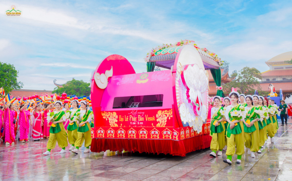 xe-hoang-hau-Ma-Da-nam-mong-voi-trang