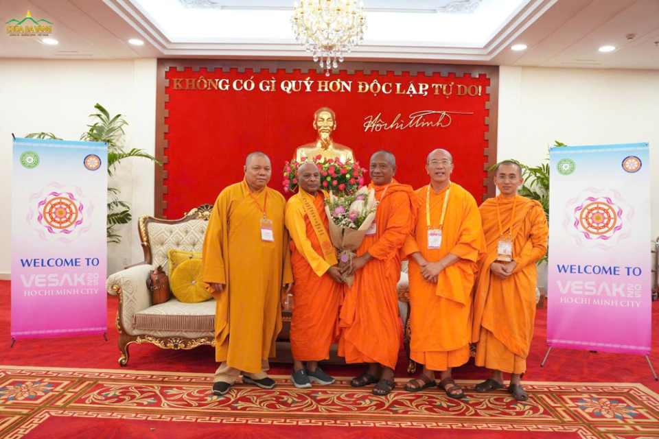 Trân trọng tiếp đón Hòa thượng Ven Dodamgoda Rewatha Thero - Tăng trưởng Hiệp hội Bồ Đề Đạo Tràng Ấn Độ và phái đoàn quang lâm đến Việt Nam, chính thức tham dự Đại lễ Vesak Liên Hợp Quốc 2025