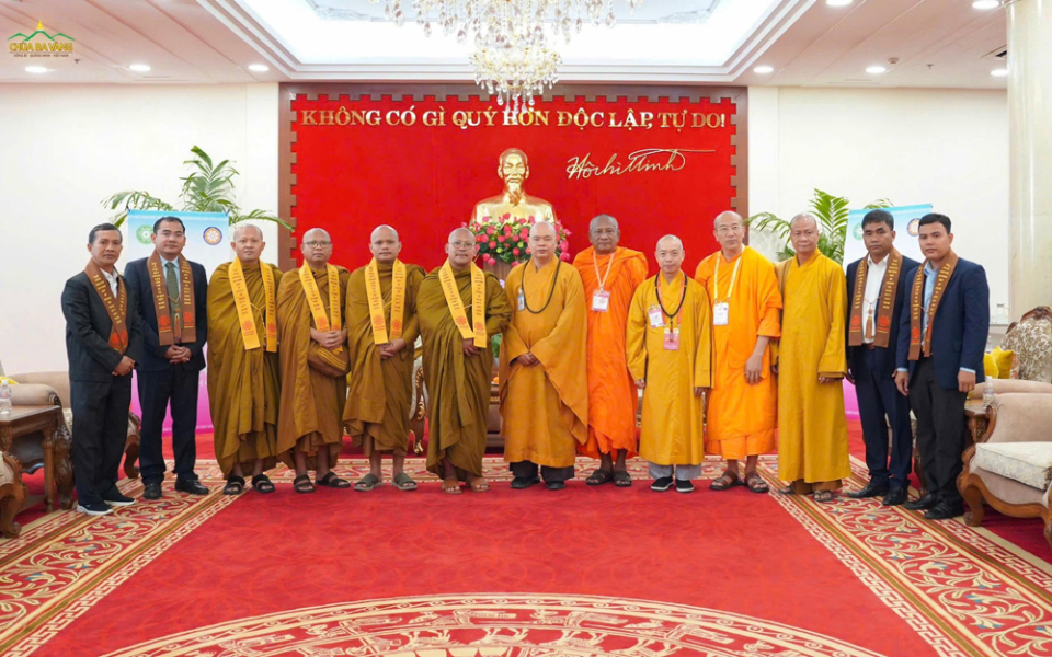 ban-le-tan-dai-le-Vesak-don-tiep-dai-bieu-3