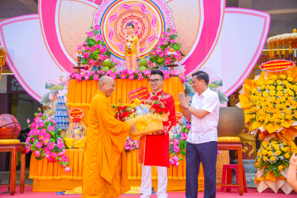 Đại diện Công an tỉnh Quảng Bình tặng hoa chúc mừng Đại lễ Phật đản PL.2569 - DL.2025