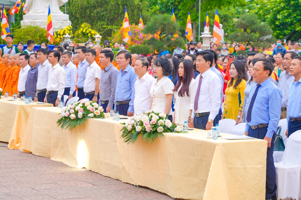 Đại diện lãnh đạo chính quyền tỉnh Quảng Bình tham dự và chúc mừng Lễ Phật đản