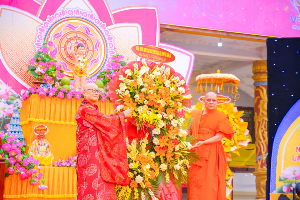 Trưởng lão Hòa thượng Thích Tánh Nhiếp đón nhận lẵng hoa chúc mừng từ Hòa thượng Souvan Chanthalath – Phó Chủ tịch Liên minh Phật giáo Lào, Trưởng BTS GHPG tỉnh Champasak