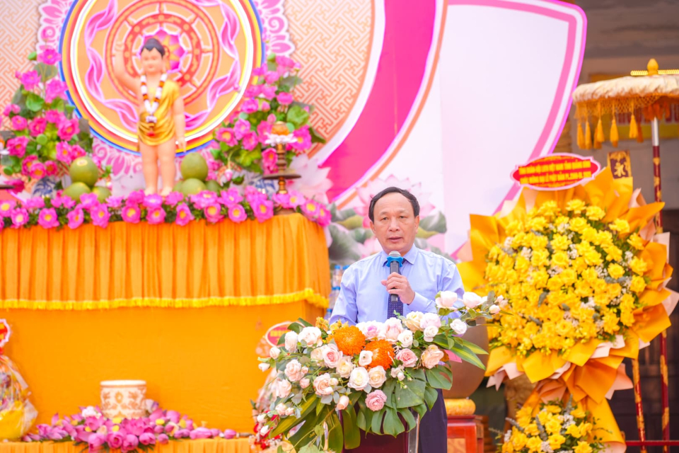 Thay mặt cho lãnh đạo chính quyền các cấp, ông Trần Hải Châu – Phó Bí thư Thường trực Tỉnh ủy, Chủ tịch Hội đồng Nhân dân tỉnh Quảng Bình phát biểu chúc mừng lễ Phật đản. Ông bày tỏ niềm hoan hỷ và ghi nhận các đóng góp tích cực của BTS GHPGVN tỉnh vào công cuộc xây dựng, phát triển của tỉnh