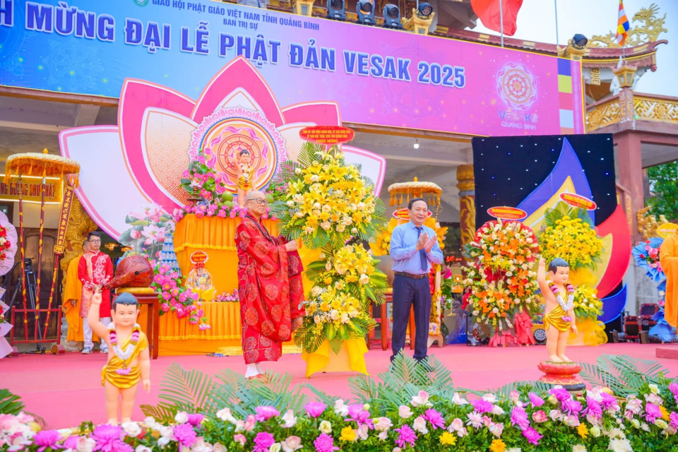 Ông Trần Hải Châu – Phó Bí thư Thường trực Tỉnh ủy, Chủ tịch HĐND tỉnh Quảng Bình tặng hoa chúc mừng buổi lễ