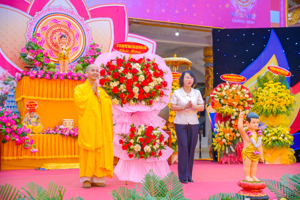 Đại diện Sở Văn hóa, Thể thao và Du lịch tỉnh Quảng Bình tặng hoa chúc mừng buổi lễ