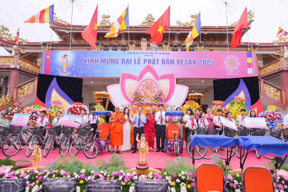 Với tinh thần từ bi của đạo Phật, Ban Từ thiện – Xã hội GHPGVN tỉnh Quảng Bình đã trao tặng 41 chiếc xe lăn và 32 chiếc xe đạp; hỗ trợ 50 triệu đồng cho 100 bệnh nhân chạy thận tại Bệnh viện Hữu nghị Việt Nam – Cuba, Đồng Hới; phối hợp với Tỉnh đoàn Quảng Bình trao 100 suất gạo cho người nghèo