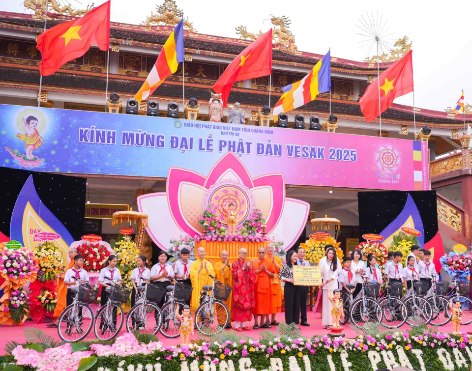 Phu nhân Bí thư Tỉnh ủy Lê Ngọc Quang – bà Đinh Thị Mỹ Duyên tài trợ 5 chiếc xe lắc và 20 xe đạp cho học sinh khó khăn nhân dịp Lễ Phật đản