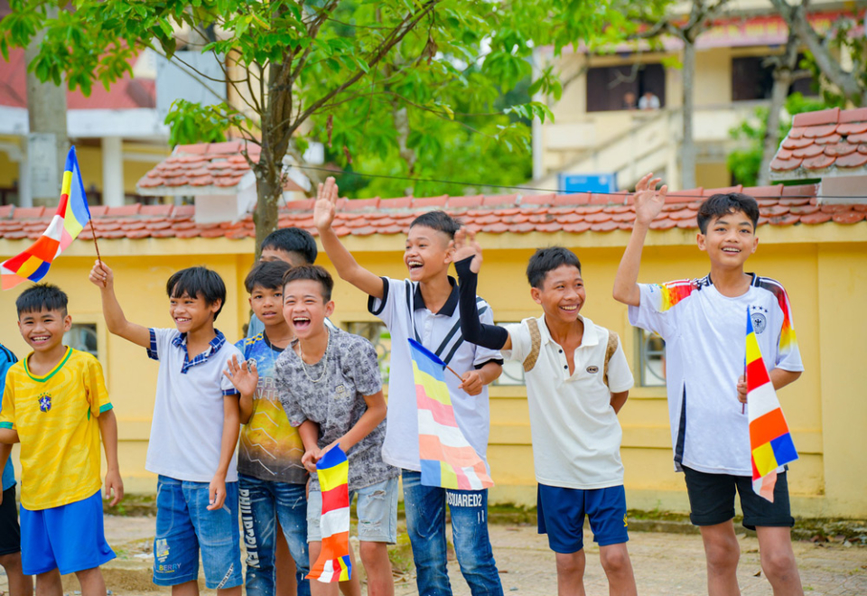 Các em nhỏ đón chào đoàn diễu hành xe hoa kính mừng ngày Đức Phật đản sinh