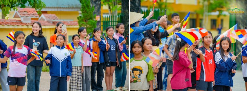 Các em nhỏ cùng hân hoan đón chào đoàn diễu hành